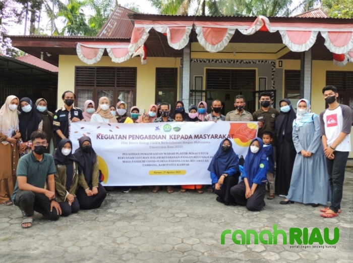 Tim Dosen Biologi FMIPA UNRI gelar Pelatihan pemanfaatan wadah Plastik bekas